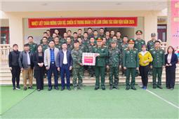 Đoàn công tác Sư đoàn 3 thăm, tặng quà cán bộ, chiến sĩ Trung đoàn 2 làm công tác dân vận tại huyện Lạng Giang